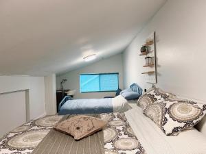 a bedroom with two beds and a window at Livable C near Lake Washington in Lake Forest Park