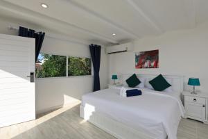Postel nebo postele na pokoji v ubytování Kata White Villas