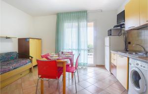 Kuchyň nebo kuchyňský kout v ubytování Cozy Apartment In Nisportino With Wifi