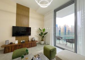 TV a/nebo společenská místnost v ubytování Rare 1BR-Stella Maris Dubai Marina Lake View by Rich Stay