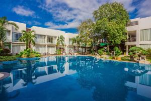 Bazén v ubytování Aziza Paradise Hotel nebo v jeho okolí