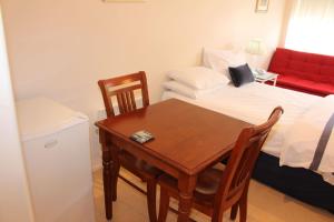 a room with a table and a bed and a bed and a table and chairs at Leura Fairways East in Leura