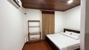 una piccola camera con letto e scala di Allan Villa a Midigama East