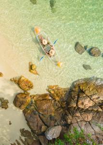 dos personas están en un kayak en el agua en Casa De Lipe, en Ko Lipe