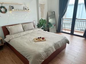 Un dormitorio con una cama con una bandeja de fruta. en Thương Ơi House en Da Lat