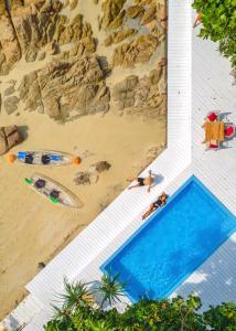 uma vista superior de uma piscina ao lado de uma praia em Casa De Lipe em Koh Lipe
