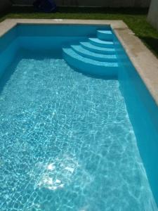 a blue swimming pool with blue water at Hermosa casa Tequis en Tequisquiapan in Tequisquiapan