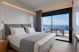 Ένα ή περισσότερα κρεβάτια σε δωμάτιο στο Pachnes Luxury Apartments - Heated Pool, Sea View +74 φωτογραφίες
