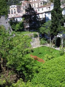Κήπος έξω από το Villa Lara Hotel