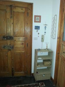 シラクーサにあるCasa Mastraruaの木製のドアと棚が備わる部屋