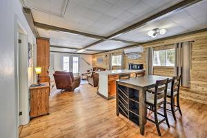 MadawaskaにあるCozy Maine Lakefront Cabin Rentalのキッチン、リビングルーム(テーブル、椅子付)