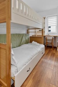 Двох'ярусне ліжко або двоярусні ліжка в номері RentForComfort Karina 2BDR Apartment