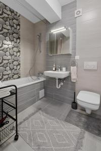Ванна кімната в RentForComfort Karina 2BDR Apartment