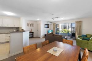 Η κουζίνα ή μικρή κουζίνα στο Unit 7 Coolum Blueseas