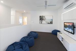 Una habitación con pufs azules en una habitación. en 11 Ann Street, en Coolum Beach
