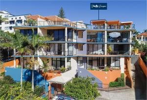 een appartementencomplex met balkons en palmbomen bij Unit 8 Bronte of Coolum in Coolum Beach