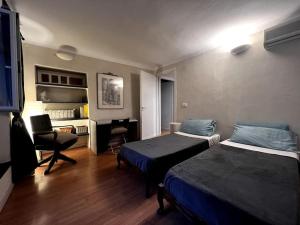 een hotelkamer met 2 bedden en een bureau bij San Lorenzo Central Apartment in Genua