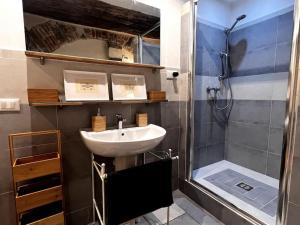 een badkamer met een wastafel en een douche bij San Lorenzo Central Apartment in Genua