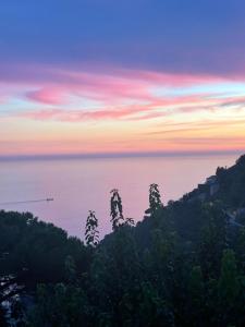 Blick auf das Meer bei Sonnenuntergang in der Unterkunft B&B Casanova in Agerola