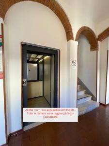 un ascenseur dans un immeuble avec une porte ouverte dans l'établissement Hotel Caffè Verdi - 24 hours Reception, à Pise
