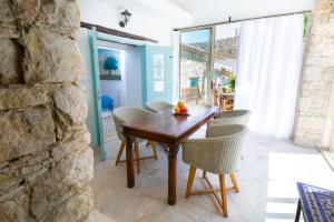 una sala da pranzo con tavolo e sedie in legno di Cyprus Villages Kalavasos a Kalavasos