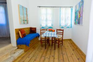 Zimmer mit einem Tisch, Stühlen und einem Bett in der Unterkunft Cyprus Villages Kalavasos in Kalavasos
