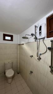 e bagno con servizi igienici e doccia. di Allan Villa a Midigama East