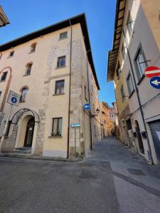een steeg met een gebouw en een straatbord bij Hotel Caffè Verdi - 24 hours Reception in Pisa