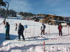 un grupo de personas de pie en una pista de esquí en Chalet Gabriel, en Saint-Gervais-les-Bains