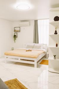 1 dormitorio blanco con 1 cama blanca en una habitación en Black&White Нова стильна квартира на Київській en Ternopilʼ