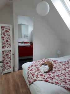 Schlafzimmer mit einem Bett mit einer roten und weißen Decke in der Unterkunft LA GRANGE 