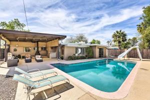 einen Pool im Hinterhof eines Hauses in der Unterkunft Phoenix Home with Pool and Foosball, 7 Mi to Downtown in Phoenix