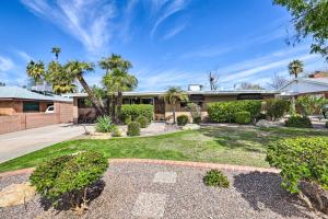 ein Haus mit Palmen und einem Hof in der Unterkunft Phoenix Home with Pool and Foosball, 7 Mi to Downtown in Phoenix