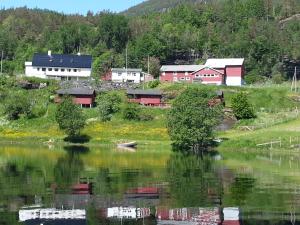 HerandVassel gård的水边的小城镇