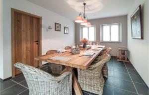 comedor con mesa de madera y sillas en Lovely Home In Knesselare With Wifi, en Knesselare