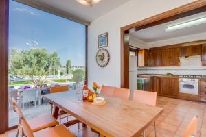 アルクーディアにあるIdeal Property Mallorca - Ca na Siona 6 PAXのキッチン、ダイニングルーム(木製のテーブルと椅子付)