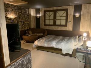 Hotel HANAMIZUKI-Adult Only في أوتارو: غرفة نوم بسرير وتلفزيون في غرفة