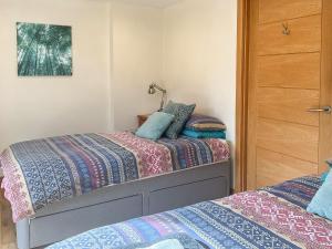 two twin beds in a bedroom with at Thistle Dubh in Drumnadrochit