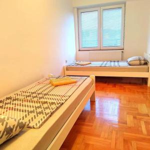 Zimmer mit 2 Betten und einem Fenster in der Unterkunft Ballet apartament in Skopje