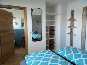 una camera con letto e specchio di Ferienwohnung am Gänsbach a Grassau