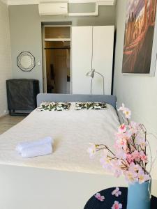カンヌにあるRIVIERA STUDIO CANNES CENTERのベッドルーム1室(花の咲く大型ベッド1台付)
