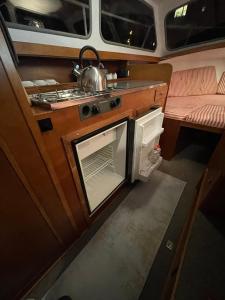 a kitchen with a stove and a pot on top of it at Motoryacht Bremen City in Bremen