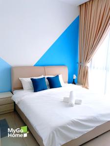 - une chambre avec un grand lit et un mur bleu dans l'établissement D'Pristine締金城-新山樂高樂園旁-清新主題房, à Nusajaya