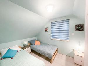 sypialnia z 2 łóżkami i oknem w obiekcie Zatoka Perska - Domek Włoch - Jezioro Tarnobrzeskie w Tarnobrzegu