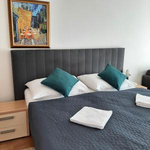 - une chambre avec 2 lits dotés d'oreillers verts et blancs dans l'établissement garni Hotel S.O.G.* * *, à Trenčín