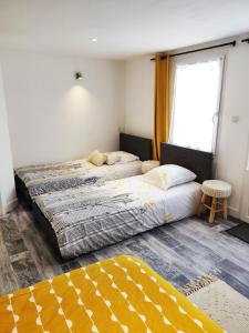 2 camas en una habitación con ventana en Les Gones en Vendée en Saint-Gervais
