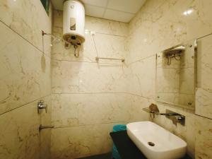 ein Badezimmer mit einem Waschbecken, einem WC und einem Spiegel in der Unterkunft Hotel Bansal Paradise near golden temple in Amritsar