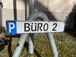 a blue and white street sign on a pole at ElisaBett Erfurt - Eine Wohnung bis 6 Personen - 4 Schlafzimmer und 2 Bäder in Erfurt