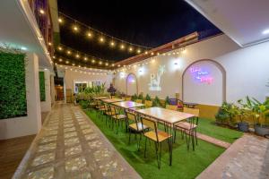 a restaurant with tables and chairs and lights at Halo Sea Koh Larn in Ban Phatthaya Nua