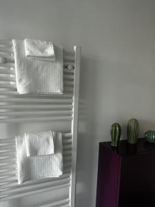 een kamer met twee witte kussens aan de muur bij Place of peace in Assago